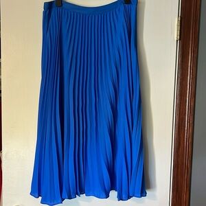 Banana Republic blue pleated lined polyester skirt in great condition. Size 10
